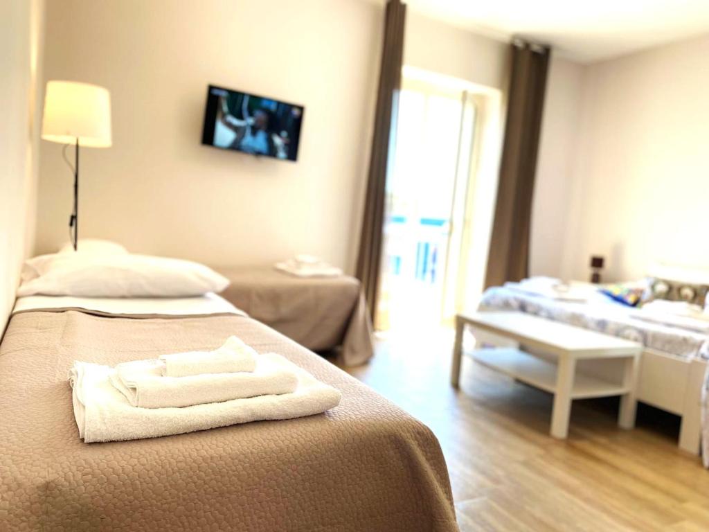 Łóżko lub łóżka w pokoju w obiekcie B&B Ercole Agrigento