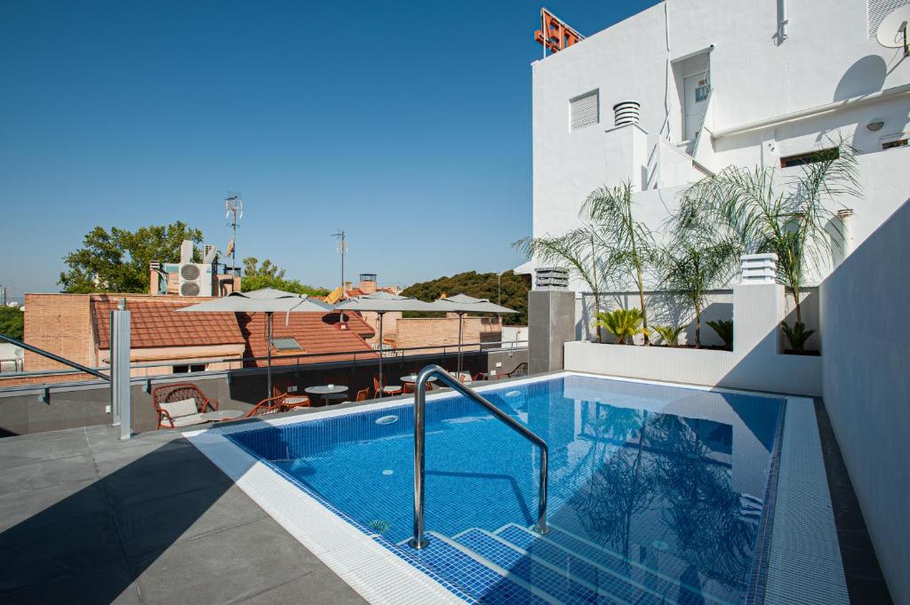 una piscina al lado de un edificio en Catalonia Conde de Floridablanca en Murcia