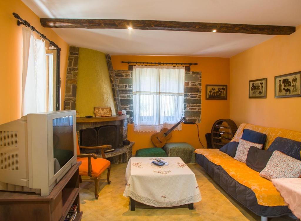 TV a/nebo společenská místnost v ubytování Iris' Traditional Stone House