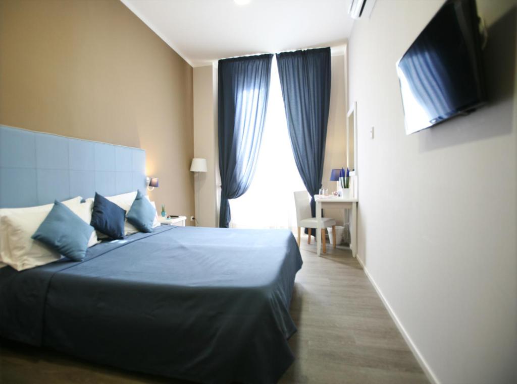 En eller flere senger på et rom på Hotel Magenta