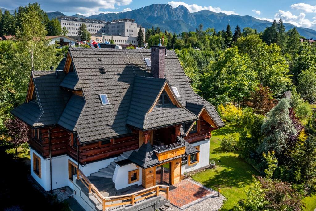 eine Aussicht auf ein Haus mit Dach in der Unterkunft Villa Capra - Apartments Adult Only in Zakopane