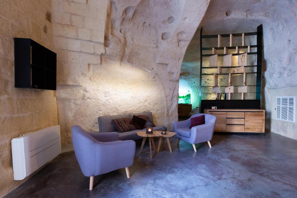 salon z kanapą, dwoma krzesłami i stołem w obiekcie Grotta Barisano w mieście Matera