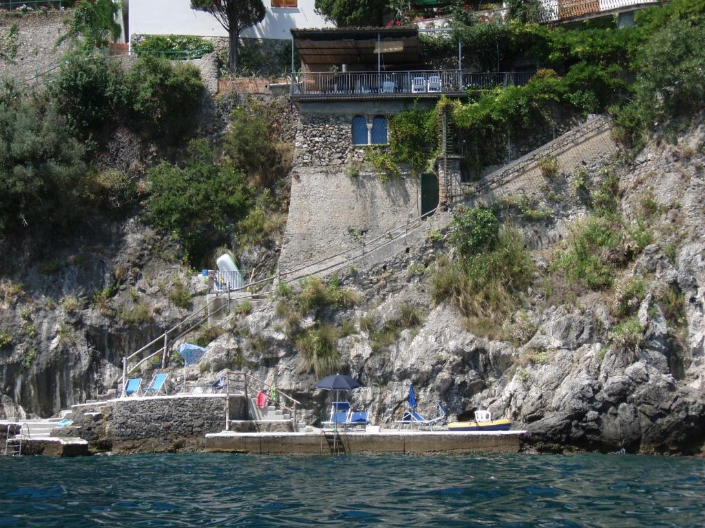 una casa en un acantilado junto al agua en La Casetta di Marmorata - Ravello Accommodation, en Ravello