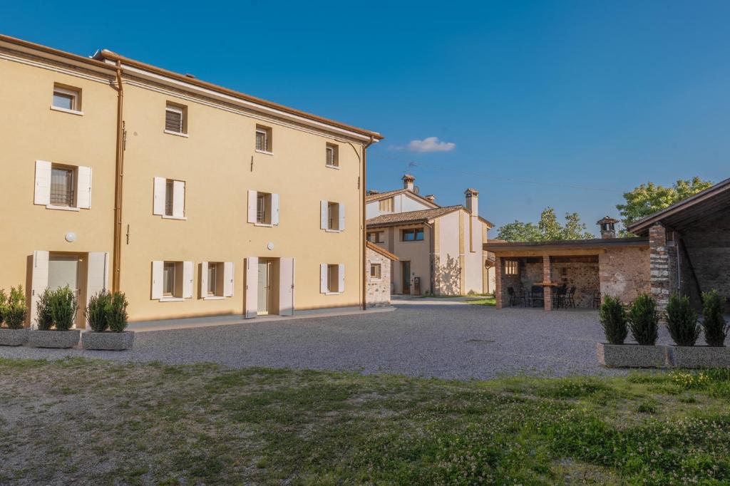 an external view of a building with a courtyard at Casa Vettor in Valdobbiadene