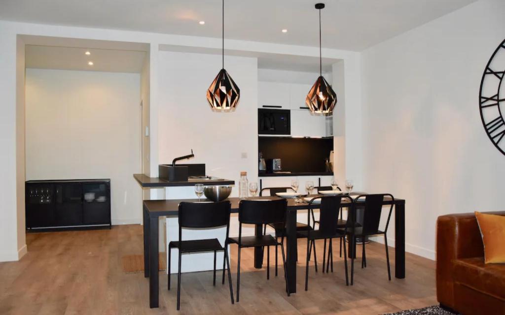 Televízia a/alebo spoločenská miestnosť v ubytovaní Elégant appartement dans le quartier Concorde à Paris