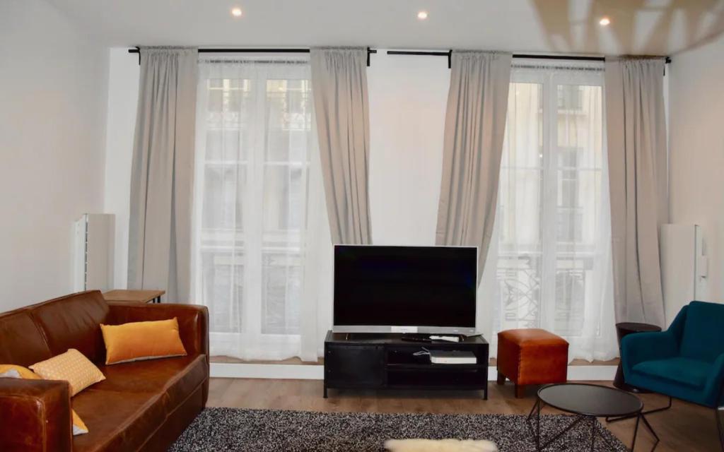 Televízia a/alebo spoločenská miestnosť v ubytovaní Elégant appartement dans le quartier Concorde à Paris