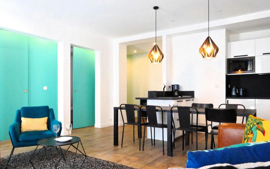 Kuchyňa alebo kuchynka v ubytovaní Elégant appartement dans le quartier Concorde à Paris
