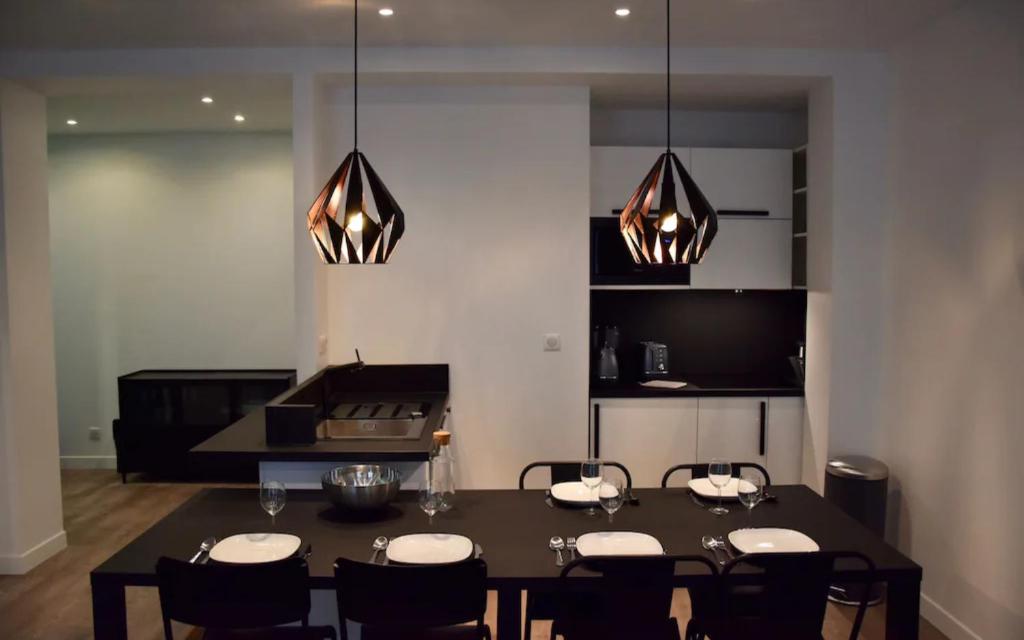 Televízia a/alebo spoločenská miestnosť v ubytovaní Elégant appartement dans le quartier Concorde à Paris