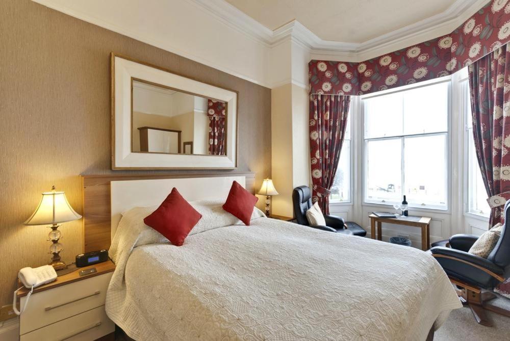 Кровать или кровати в номере Lauriston & Lawton Court Hotel
