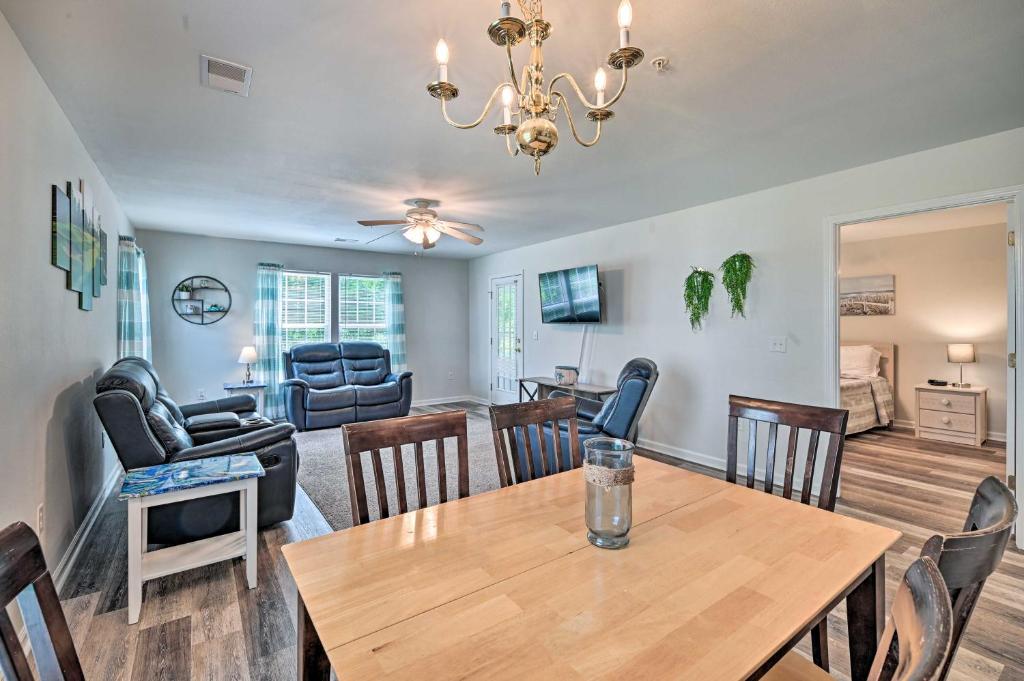 Myrtle Beach Condo with Screened Porch and Pool Access, SC