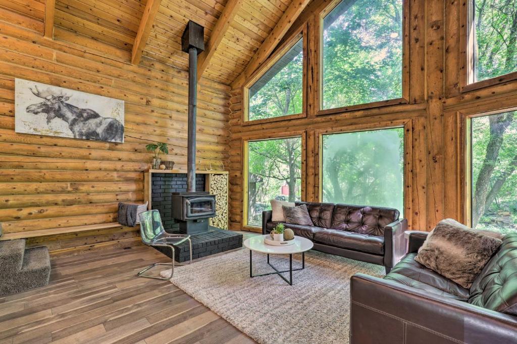 Sundance的住宿－Provo Cabin with Mountain Views, Babbling Creek，小木屋内的客厅配有沙发和壁炉