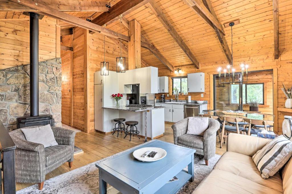 un soggiorno con divano e sedie e una cucina di Luxe Pagosa Springs Cabin with Sauna and Hot Tub! a Pagosa Springs