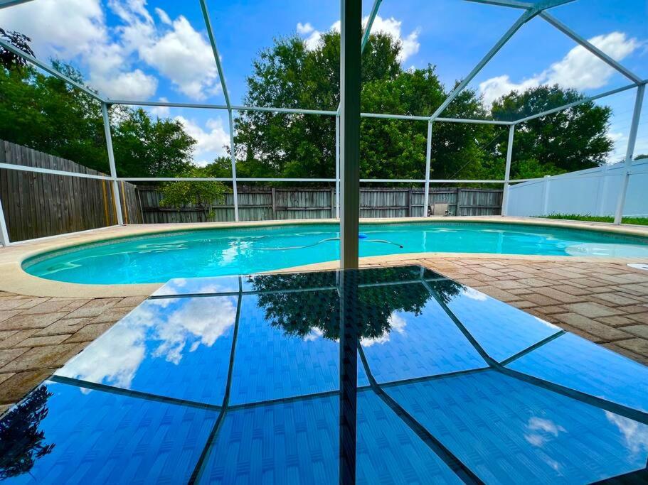 una piscina vacía con techo de cristal transparente en Tampa Getaway Pool House, en Tampa