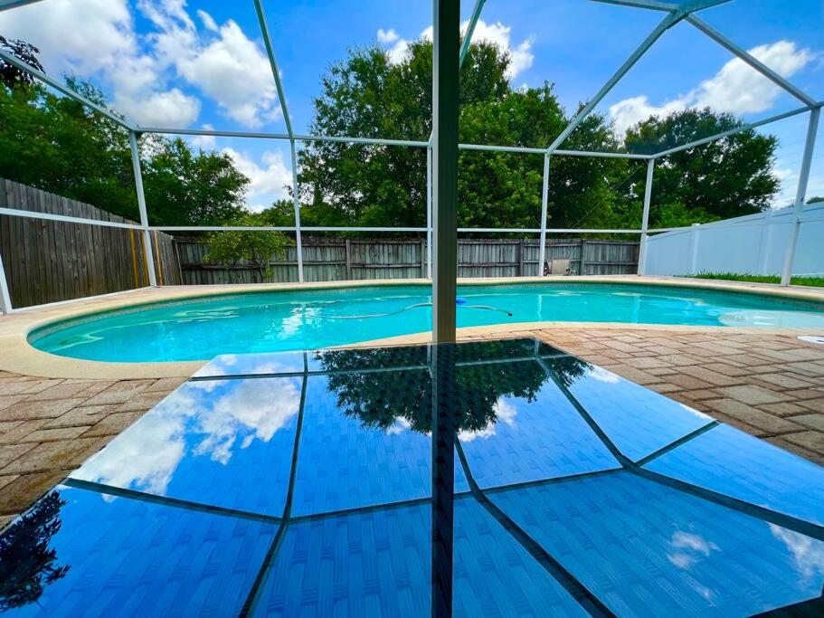 Bazén v ubytování Tampa Getaway Pool House nebo v jeho okolí