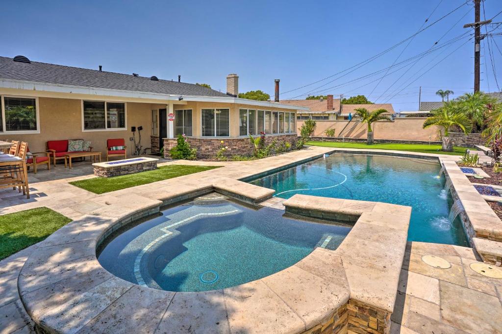 安納海姆的住宿－Quiet Anaheim Home with Pool, 5 Mi to Disney!，一座房子后院的游泳池