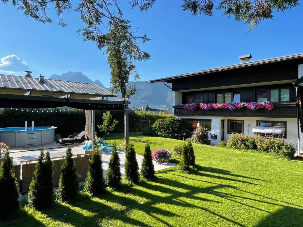 a garden in front of a house at Appartementhaus FICHTERN in Sankt Johann in Tirol