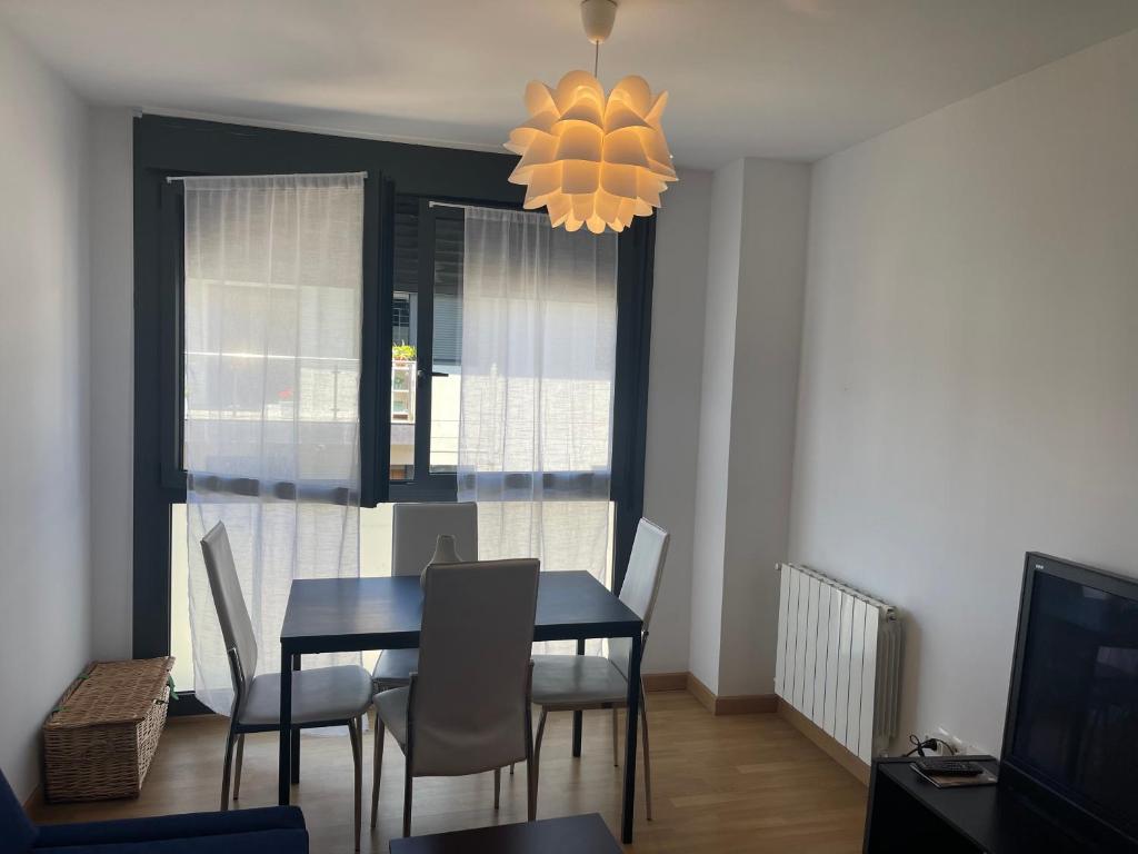 Posezení v ubytování Relájate en Ramales de la Victoria, apartamento con piscina y parking