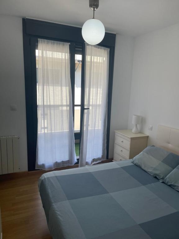 Postel nebo postele na pokoji v ubytování Relájate en Ramales de la Victoria, apartamento con piscina y parking