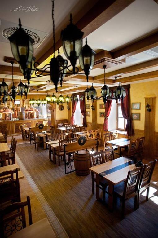 Reštaurácia alebo iné gastronomické zariadenie v ubytovaní Browar Sulewski