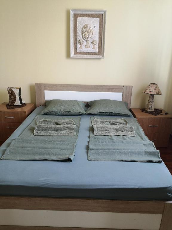 Rúm í herbergi á Apartman Stanimirović