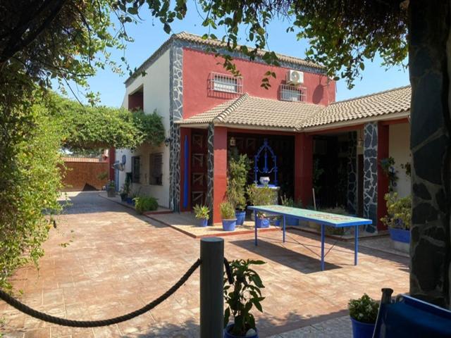 dom ze stołem do ping ponga przed nim w obiekcie Villa Marina w mieście Los Palacios y Villafranca