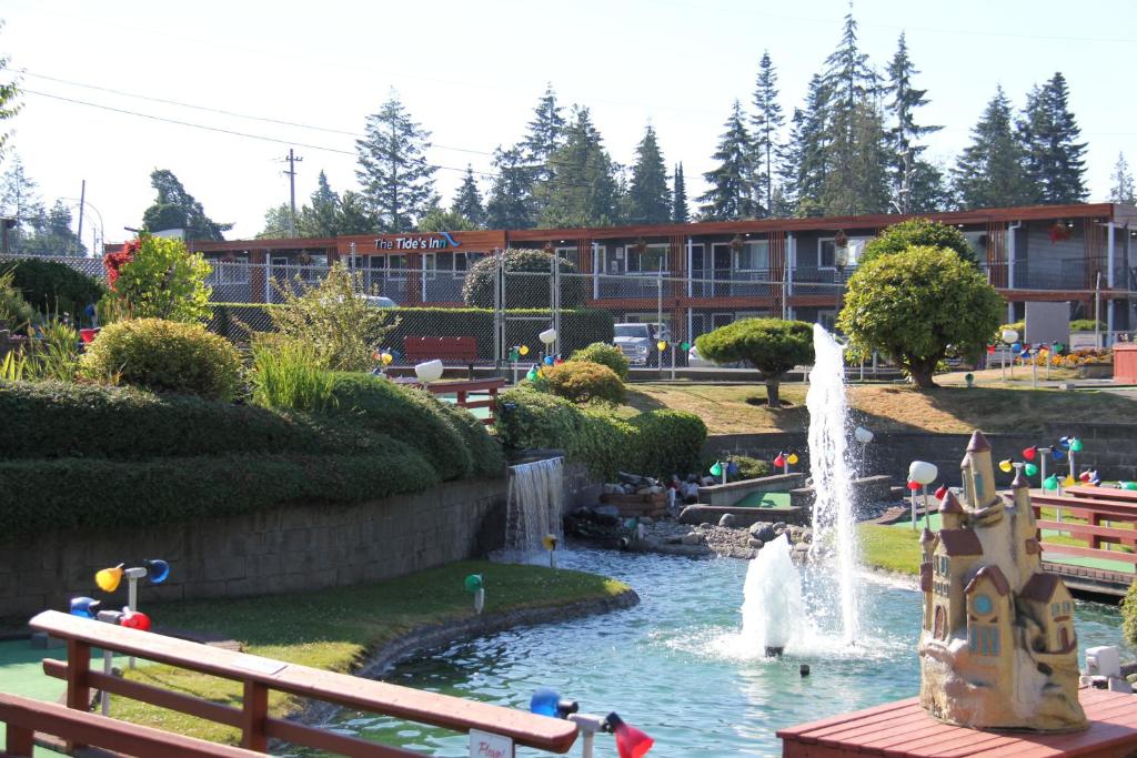 un parque infantil con un parque acuático con una fuente en The Tide's Inn, en Parksville