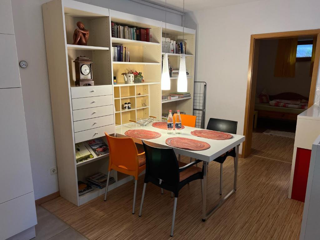 a kitchen with a table and chairs in a room at Appartement im Ahlesbrunnen in Bietigheim-Bissingen