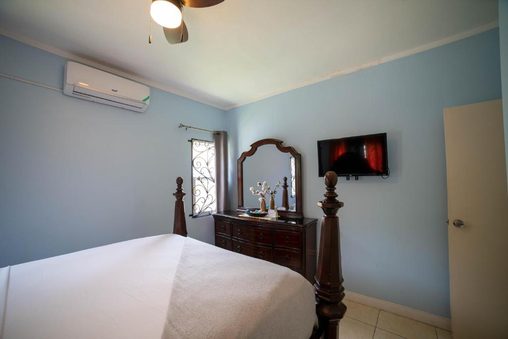 Postel nebo postele na pokoji v ubytování Nickels Garden Villas