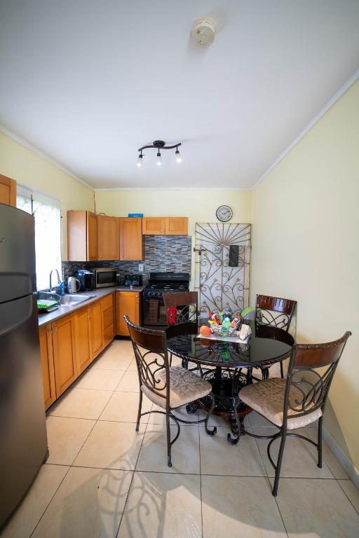 Kuchyň nebo kuchyňský kout v ubytování Nickels Garden Villas