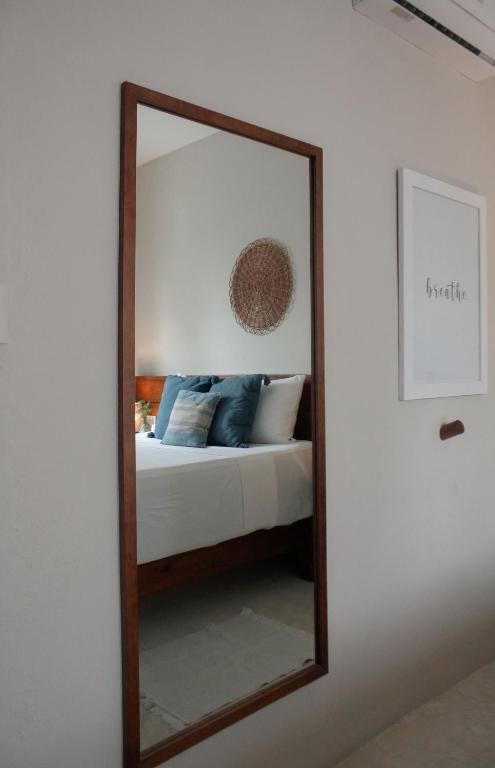 Postel nebo postele na pokoji v ubytování Noah Beach Hotel & Suites
