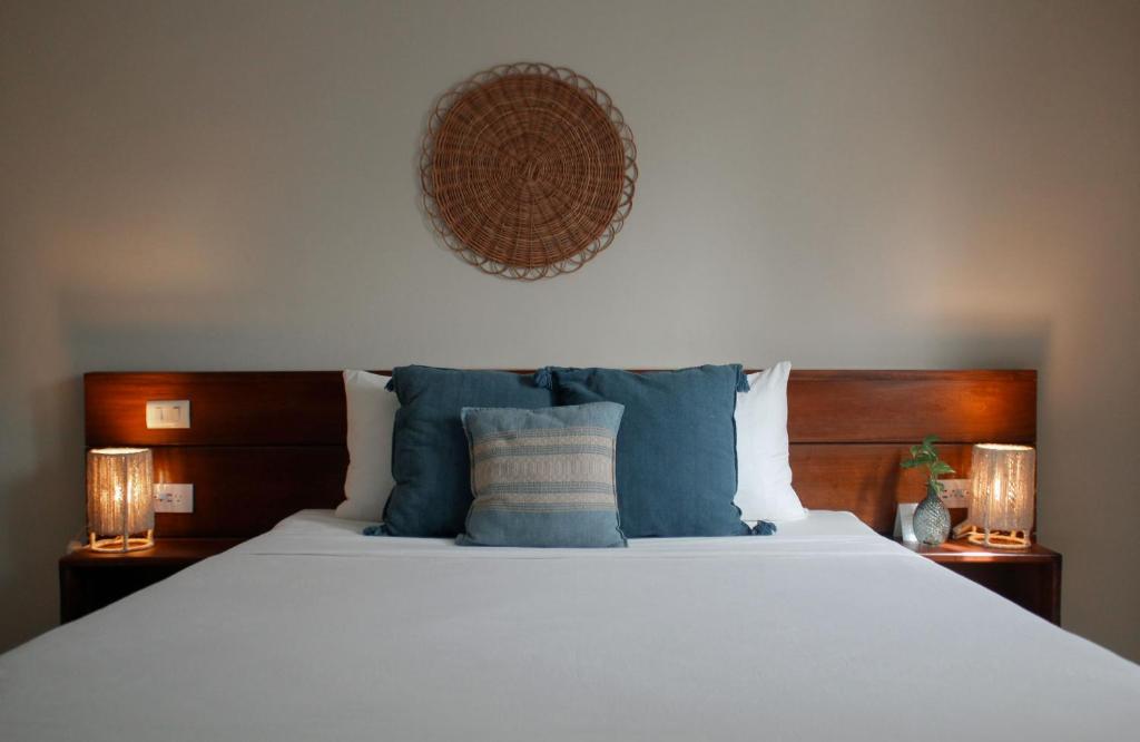 Postel nebo postele na pokoji v ubytování Noah Beach Hotel & Suites
