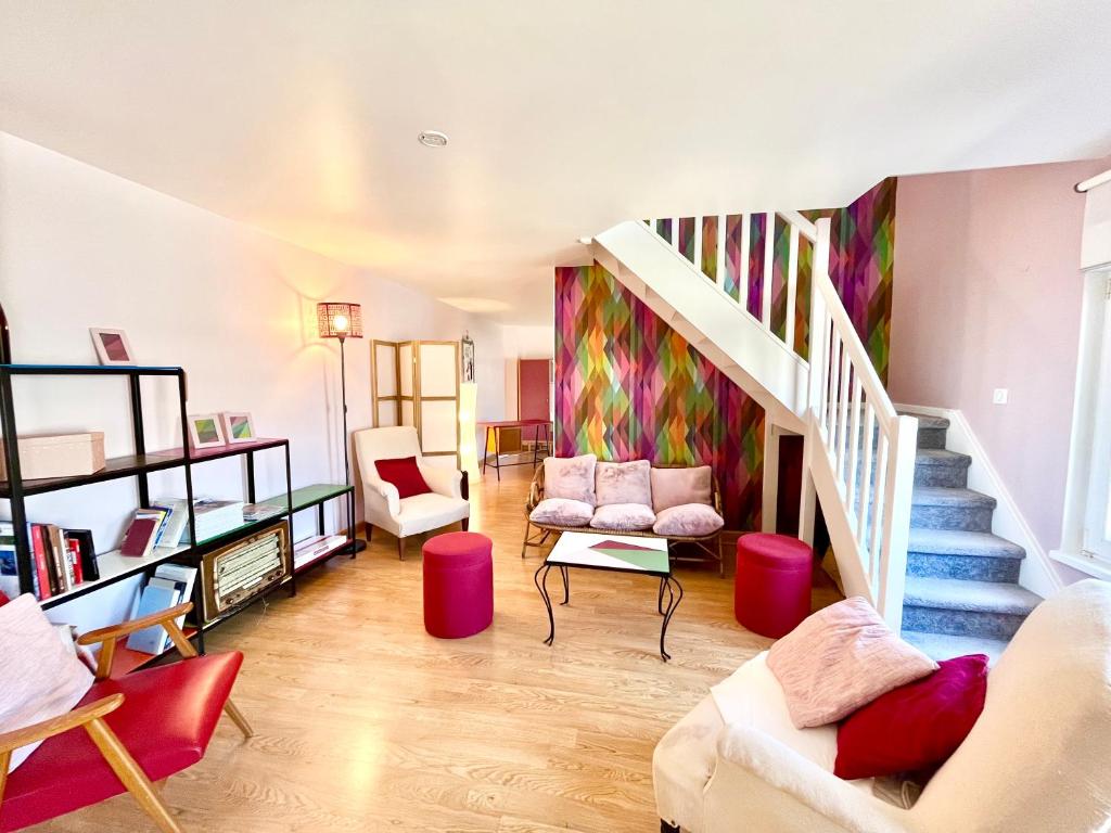 uma sala de estar com uma escada e um sofá em BERNARDINE - Hyper Centre Reims Famille em Reims