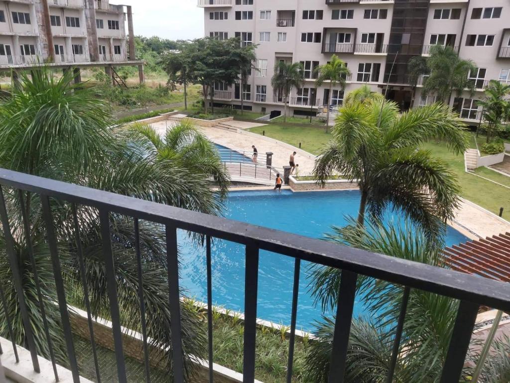 Utsikt mot bassenget på Affordable Tagaytay Monteluce 2 BR with Pool G28 eller i nærheten