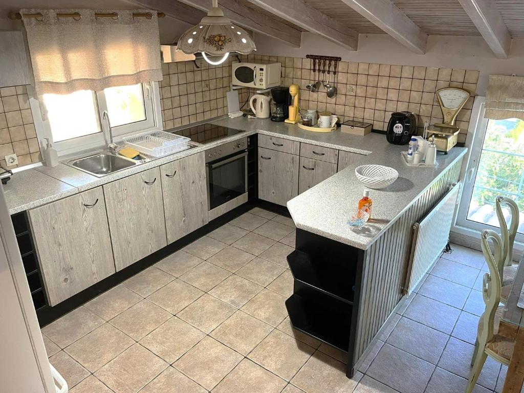 A kitchen or kitchenette at SamisHouse