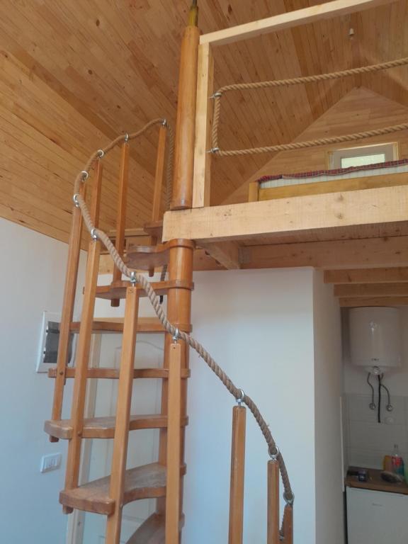 Una escalera de madera en una habitación con techo en Rudnička čarolija, en Rudnik