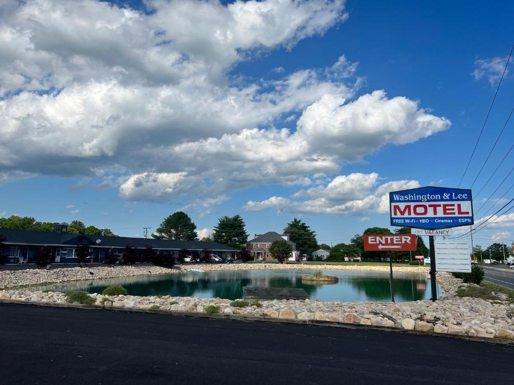 una señal de motel al lado de una carretera en Washington & Lee Motel, en East End