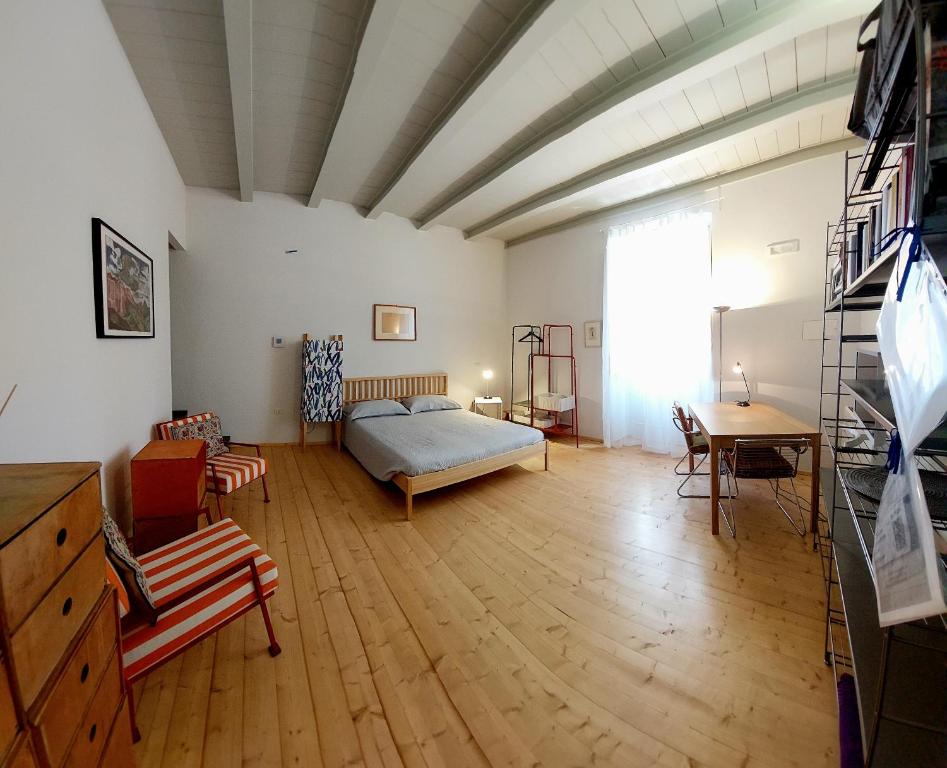 Großes Zimmer mit einem Bett und einem Tisch in der Unterkunft Guiscarda Turismo in Bari