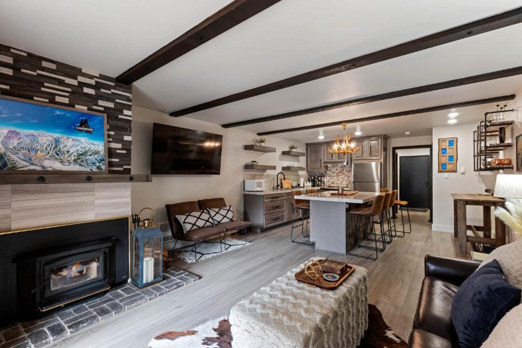 ein Wohnzimmer mit Kamin und ein Esszimmer in der Unterkunft Luxurious 2 Bedroom Base Camp Condo - Steps from Kirkwood Village condo in Kirkwood