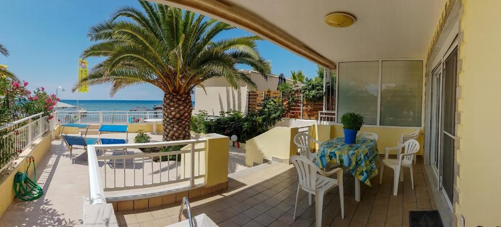 En balkong eller terrass på THASSOS SUMMER dreams maisonette by the sea