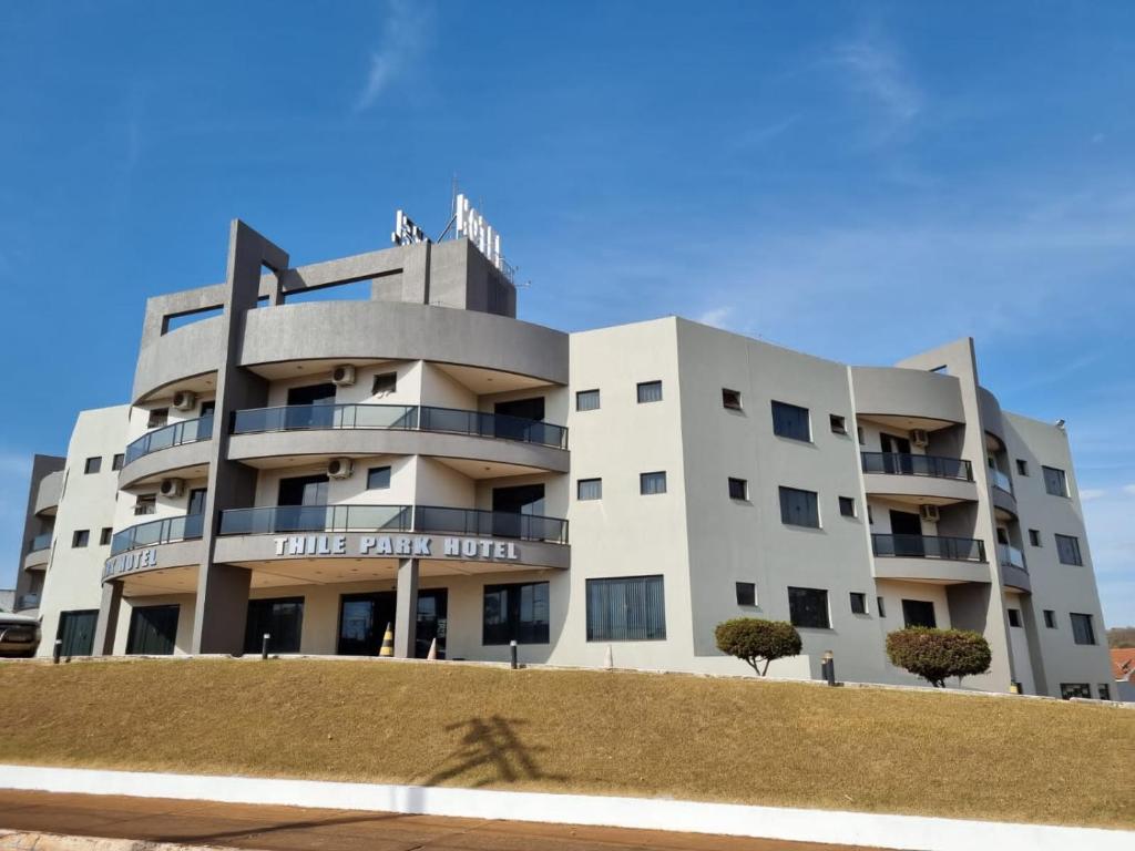 - un bâtiment blanc avec les mots « parc du lac » dans l'établissement Thile Park Hotel, à Jataí