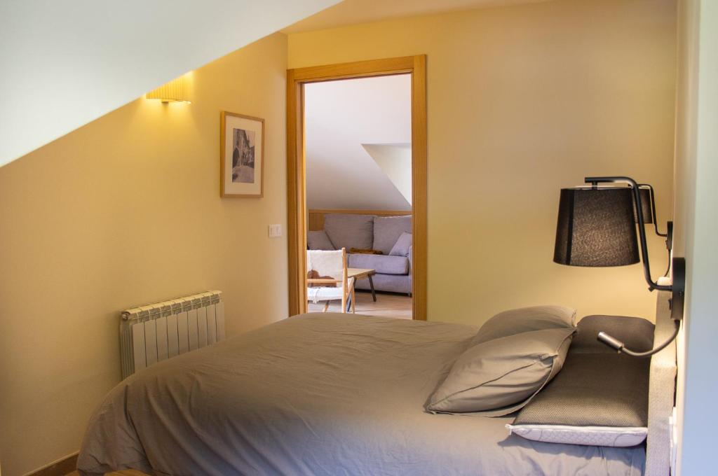 Postel nebo postele na pokoji v ubytování Apartaments Areny - L'Amfitriona