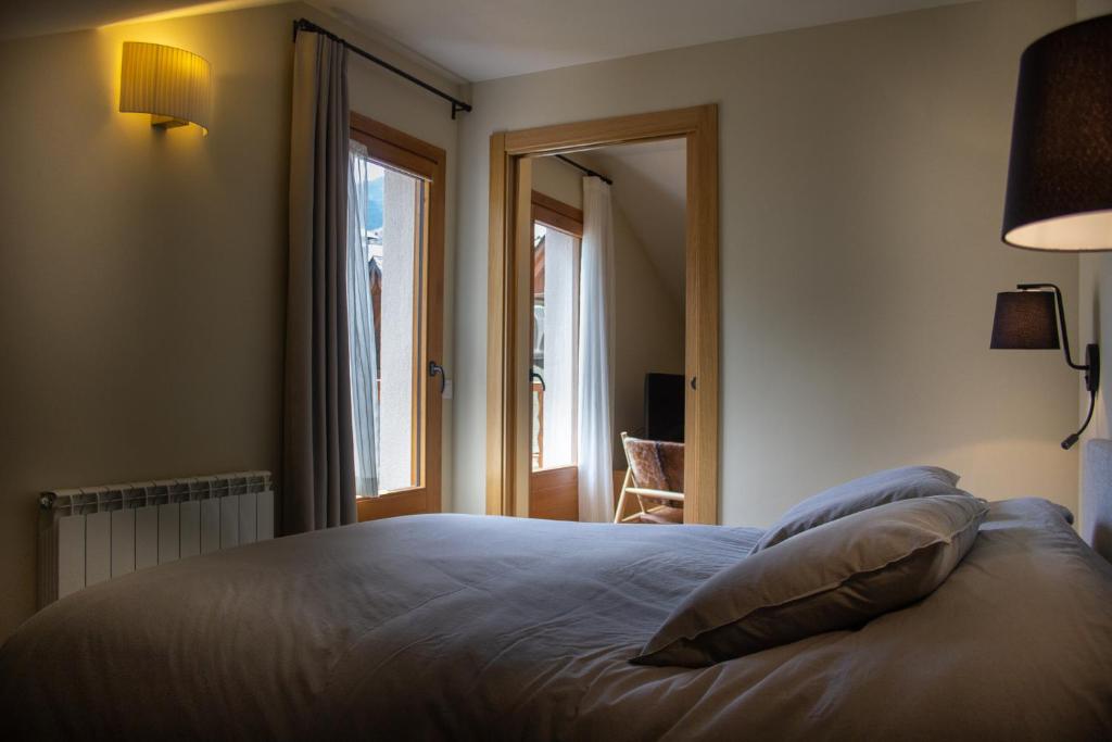 Postel nebo postele na pokoji v ubytování Apartaments Areny - L'Amfitriona