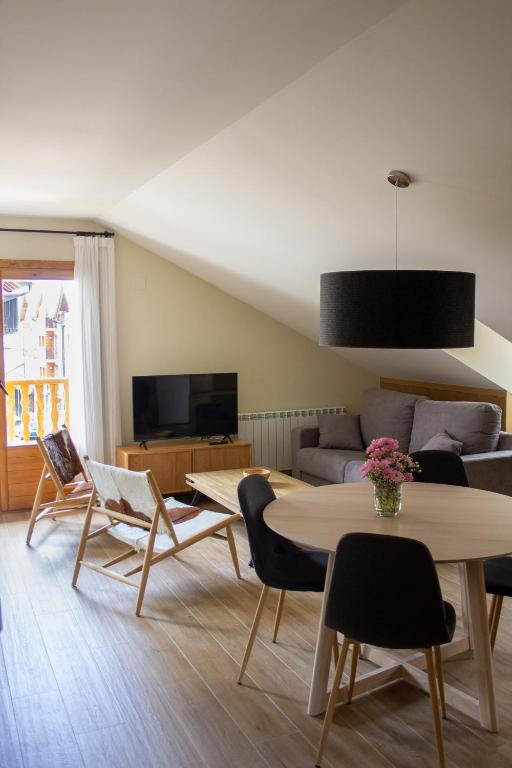 TV a/nebo společenská místnost v ubytování Apartaments Areny - L'Amfitriona
