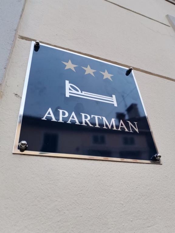 Certyfikat, podpis lub inny dokument wystawiony w obiekcie Apartman KIRA