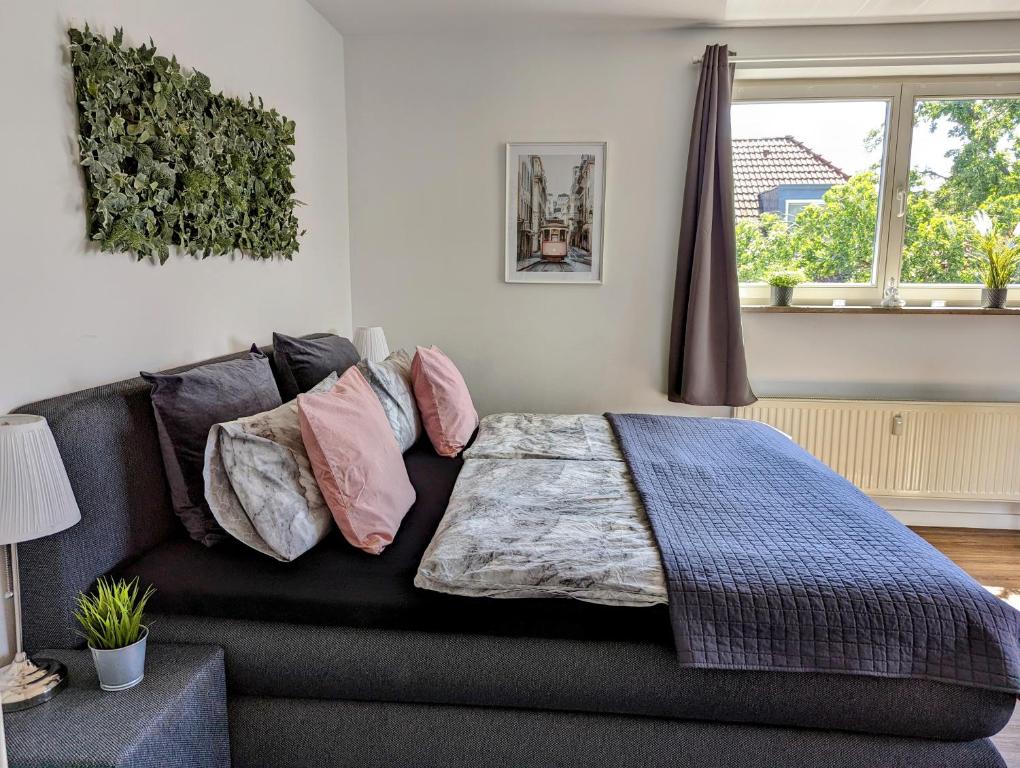 Leipzig-Residenz Waldstraße am Zoo und Red Bull Arena , Rooftop Apartment mit 2 Dachterrassen في لايبزيغ: غرفة معيشة مع أريكة وسرير