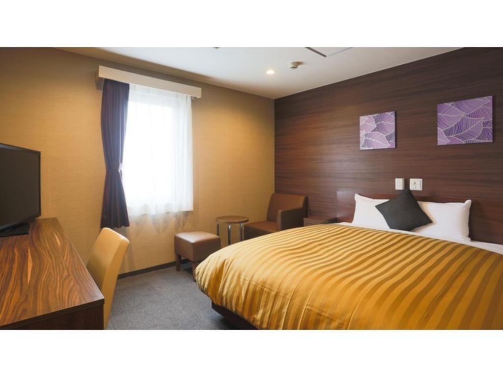 a hotel room with a bed and a television at Sun Royal Kawasaki - Vacation STAY 98725v in Kawasaki