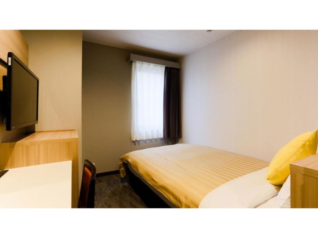 川崎市にあるSun Royal Kawasaki - Vacation STAY 98660vのベッドとテレビがあるホテルの部屋