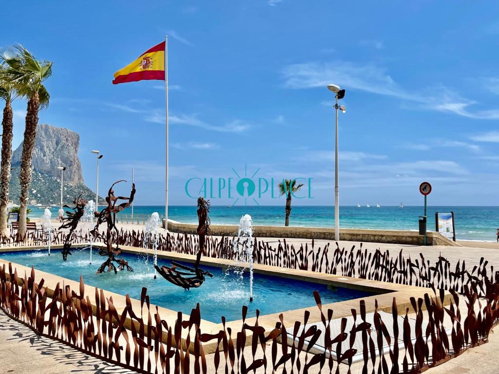 Bazén v ubytovaní MENTA Apto. con piscina a solo 200m de la playa alebo v jeho blízkosti