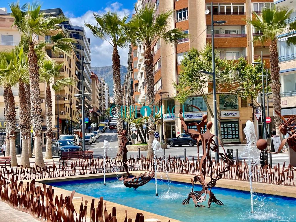 Bazén v ubytovaní MENTA Apto. con piscina a solo 200m de la playa alebo v jeho blízkosti