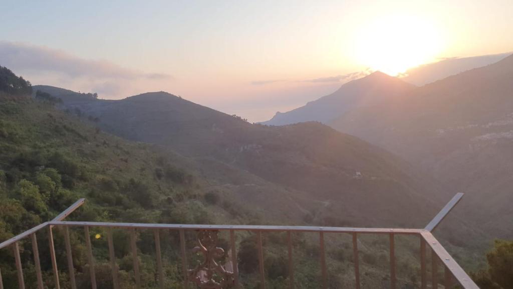 vistas a un valle de montaña con puesta de sol en Appartamento "Al Borgo Antico", en Aieta